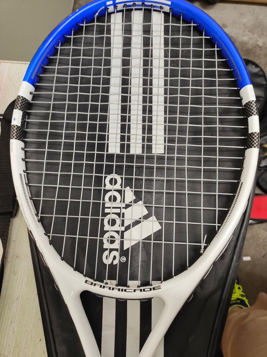 九成新的阿迪达网球拍65元一个 包邮，，，...