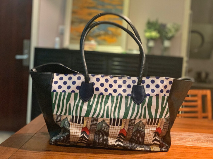 洪英妮手提包，9成新，黑色真皮，花纹部分是...