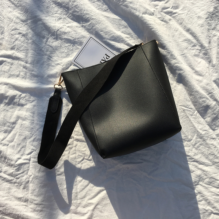 港风单肩大包包女2020新款百搭宽带水桶包...