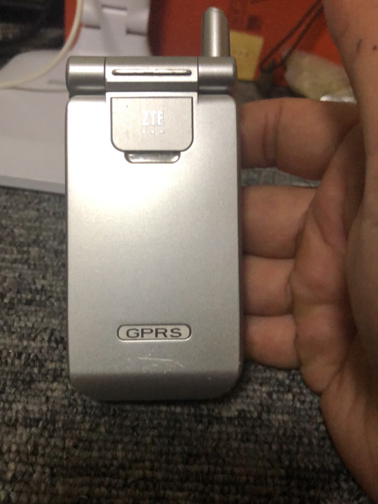 中兴e3原装正品二码一致无拆修，机器新，旋...