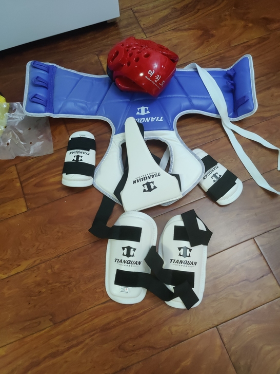 跆拳道护具，尺码S。几乎全新。