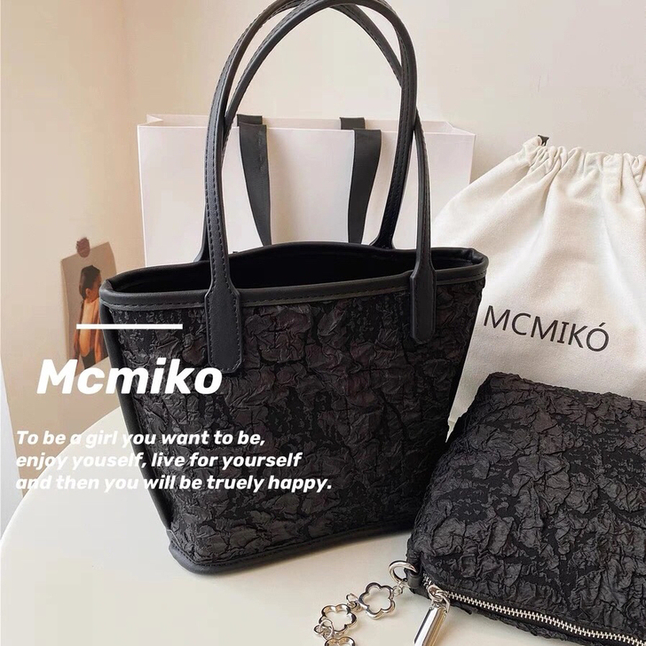 原创2021新款黑天鹅系列压变百褶手提包时...