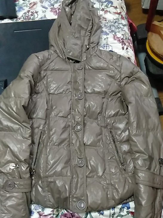 女式羽绒服:此衣成色新、含绒量高，无破损。...