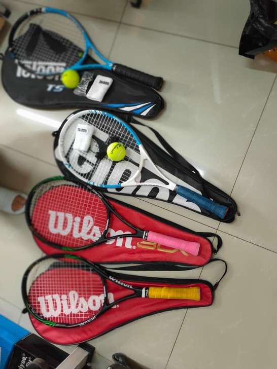 网球拍，左边两把是上网球课在老师那买的，原...