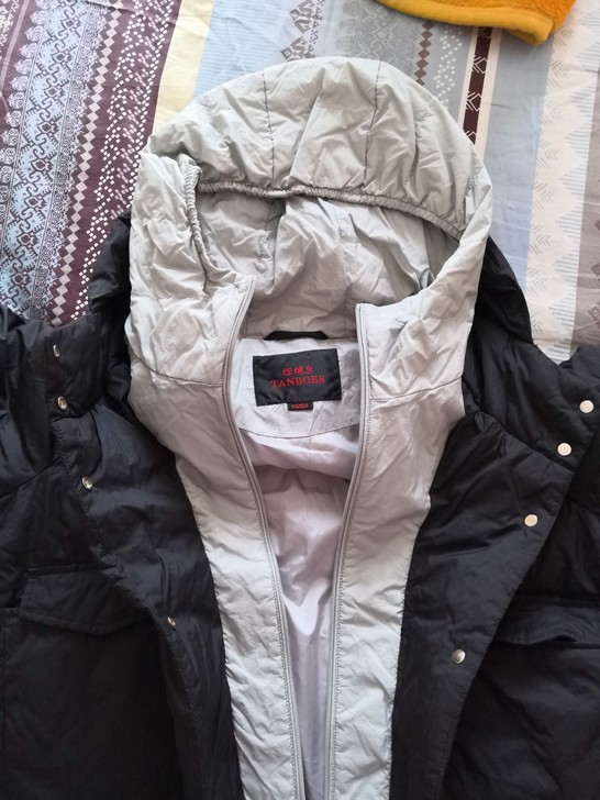 闲置女士坦博尔羽绒服，假两件套，样子时尚，...