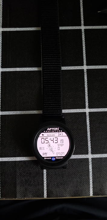 ticwatch e送一个表带和一个充电线...