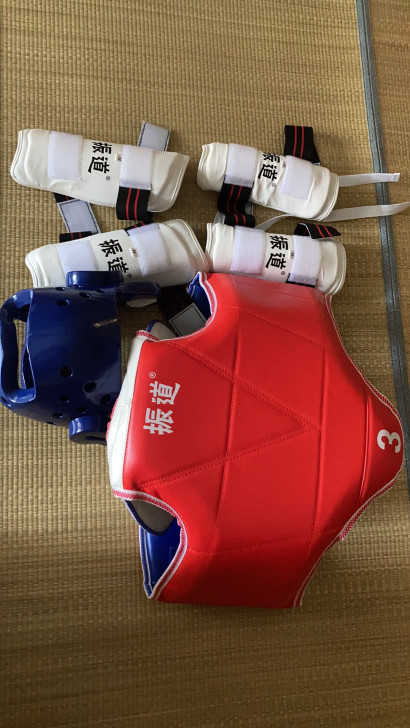 跆拳道护具M码九成新，同城自提。