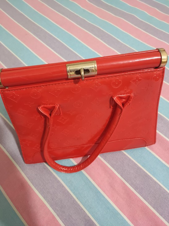 大红色手提包，女包，用过1-2次，9成新。