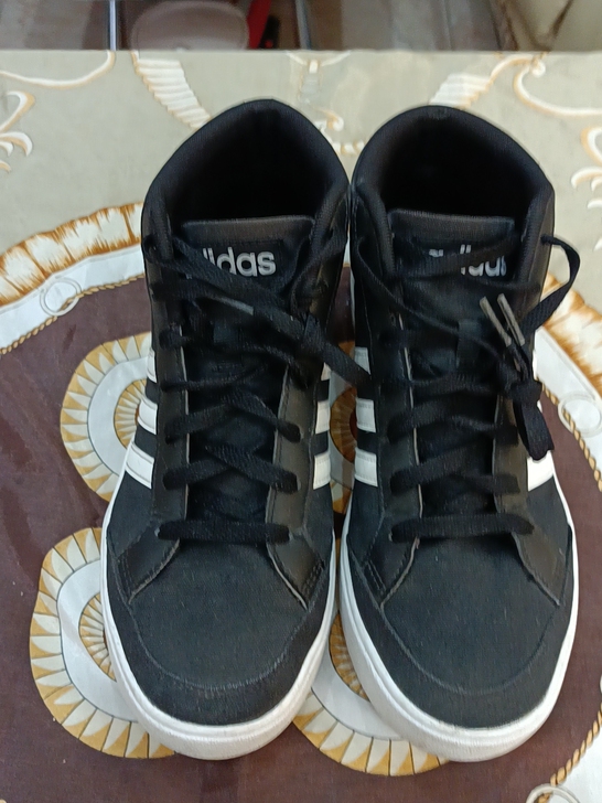 阿迪达斯男士运动鞋，40码，闲置物品请看好...