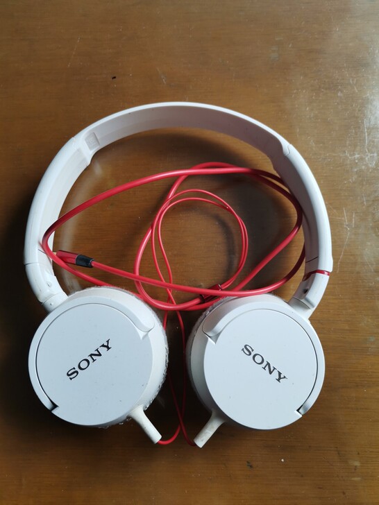 索尼耳机（型号：不详）。具功能网上查阅。能...