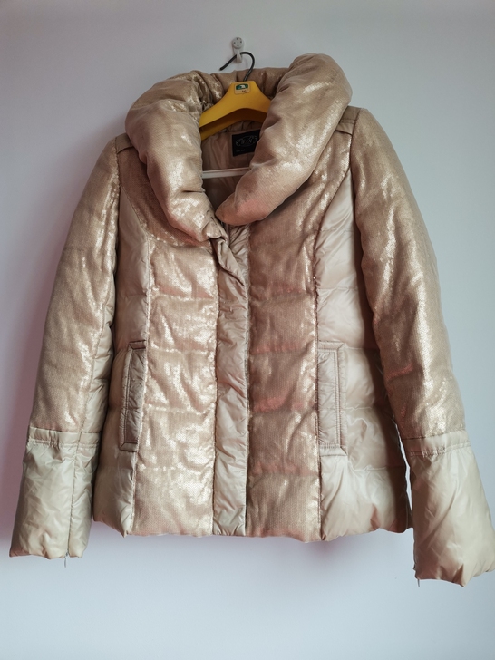 女式米黄羽绒服        9成新