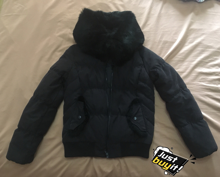 品牌女式短款羽绒服，含绒量高，保暖效果好