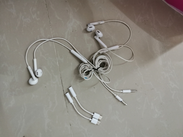 两对华为耳机原装加两个转换头