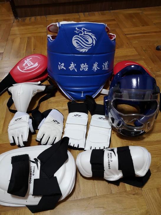 跆拳道护具，全套，送脚靶。99新。孩子就用...