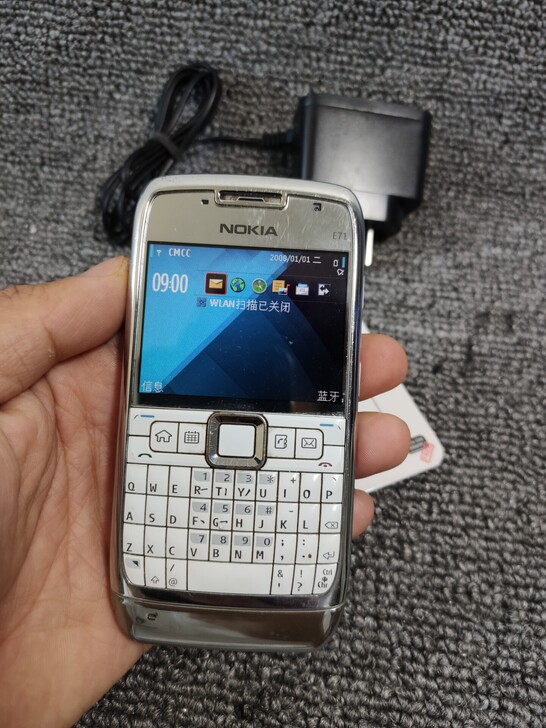 诺基亚e71   E71-1