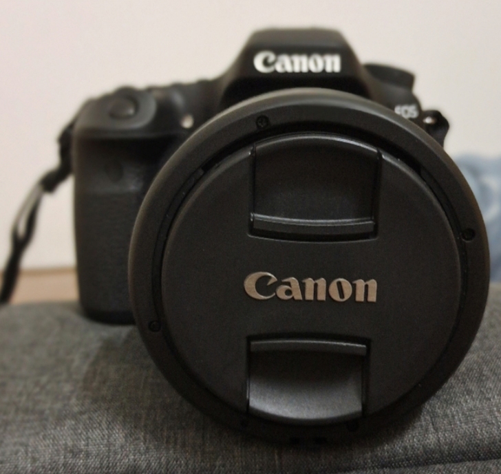 佳能80D，实体店买回九千多，不懂得怎么玩...