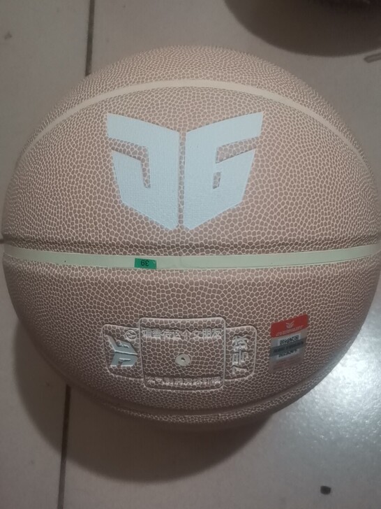 全新正品军哥少女粉七号篮球，低价出售。