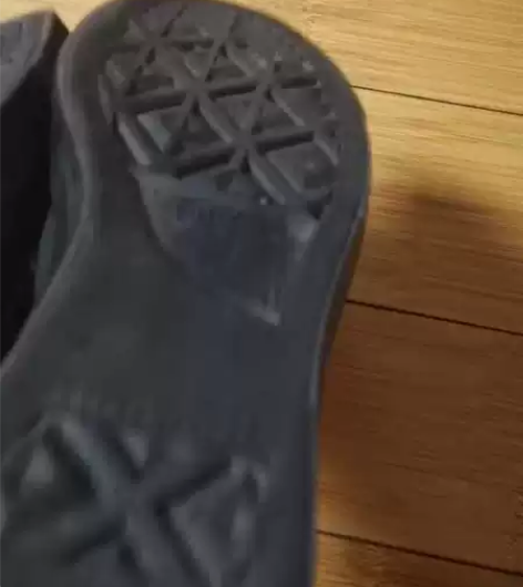 匡威 黑色帆布鞋 七成新 闲置转卖 235...