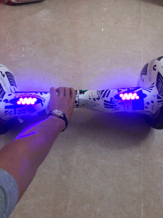 平衡车，现在不玩了便宜卖了，轮胎边角那塑料...