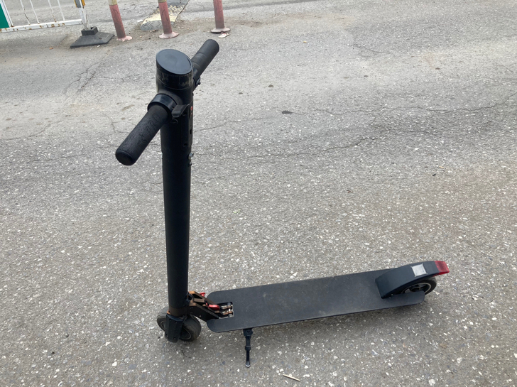 两轮电动滑板车，用了二年，车况相当好，转把...