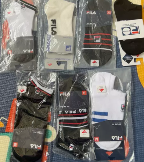 斐乐全新袜子都是买衣服鞋送的 质量超级的好...