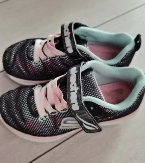 斯凯奇儿童鞋四季鞋网面超轻,8成新 感兴趣...