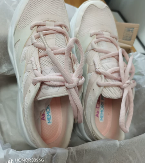 斯凯奇女士网眼运动鞋,春夏穿最合适,购买于...