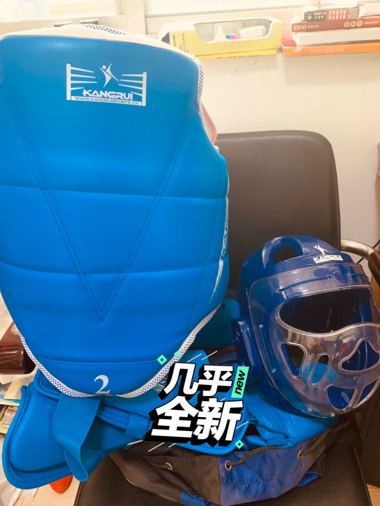 几乎全新空手道跆拳道康瑞红蓝双面护胸,护具...