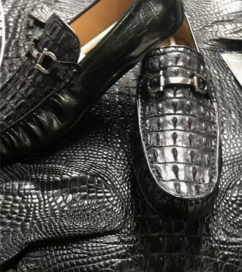 鳄鱼背骨皮鞋 面料：大面鳄鱼背骨，侧边头层...