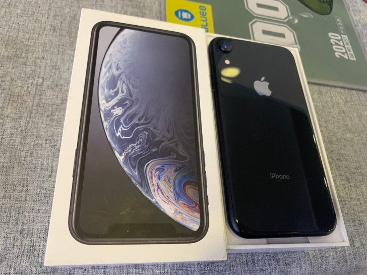 iPhone XR 64G国行黑色。