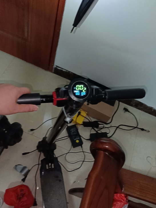 24v全车碳纤维电动滑板车，内置电池4.4...