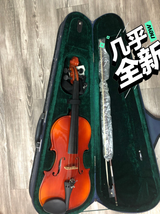 儿童小提琴。品相还可以，长度约为60cm。...