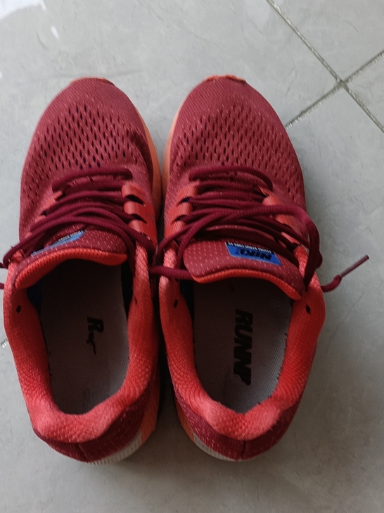 低价转让一双Nike休闲跑步鞋男款39码，...