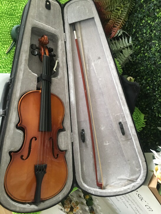 实木小提琴    当时收来也是做摄影道具的