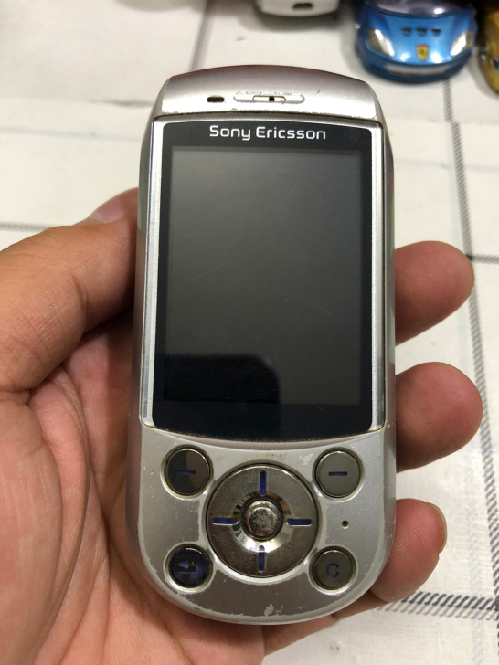 索尼S700i；没有电池，没有测试，不知道...