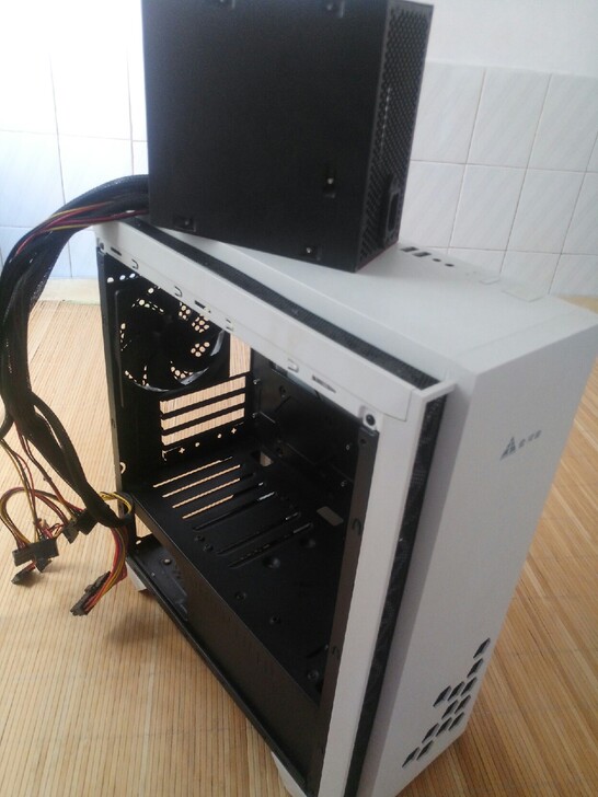 金河田电脑机箱，有电源彩光风扇。