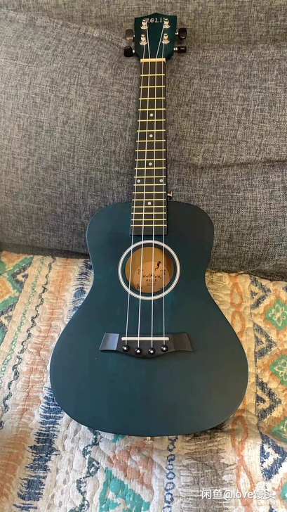 出手一把尤克里里吉他，颜值很高，声音很好听