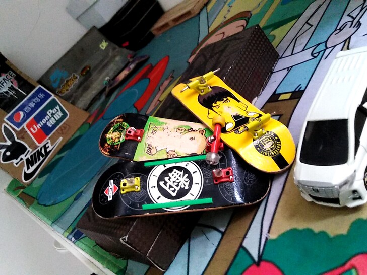 翻team手指滑板购买送一辆多美卡埃尔法