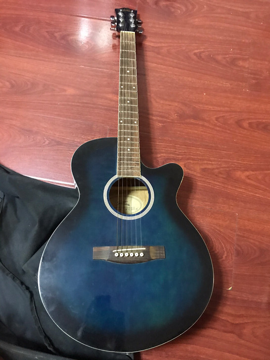 专业民谣吉他 上学时候买的 已经6年了 闲...