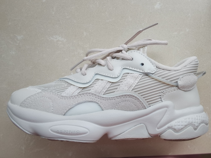 阿迪小椰子 实体店入 只穿过一次 有点顶脚...