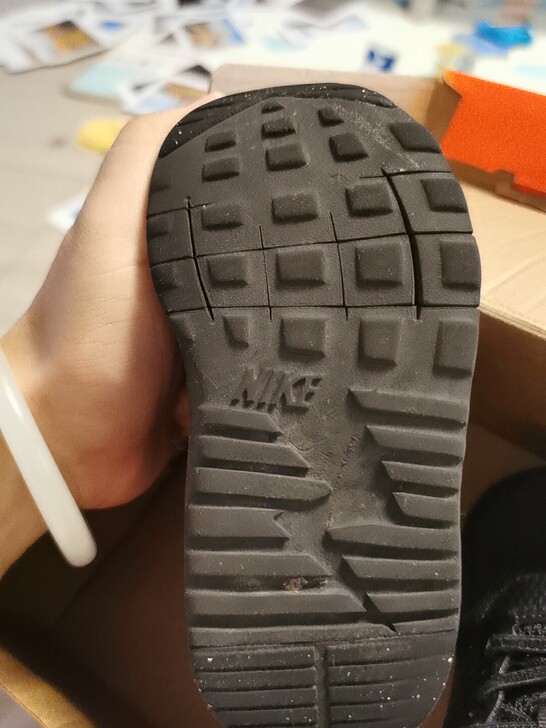 Nike黑色运动鞋，不厚，夏天也能穿。尺码...