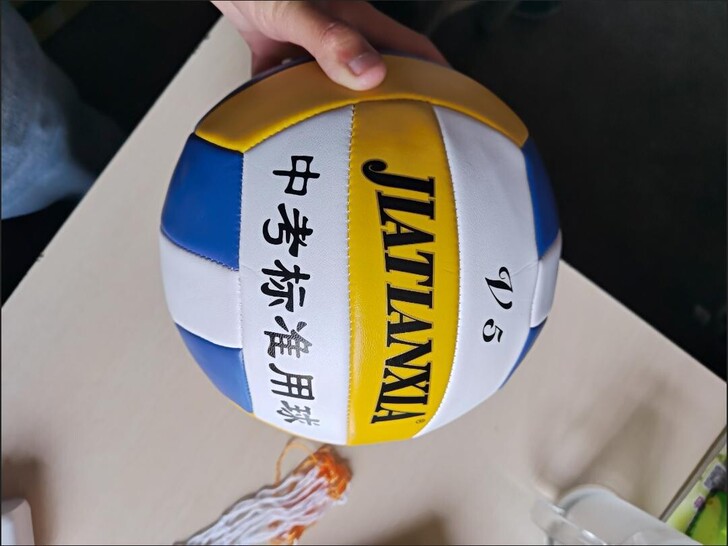 全新排球,买了考试前打了一段时间,现在用不...