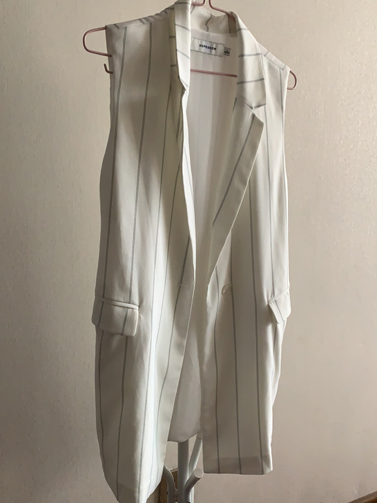 专卖店购买没穿过 和裤子一套买的全新 品牌...