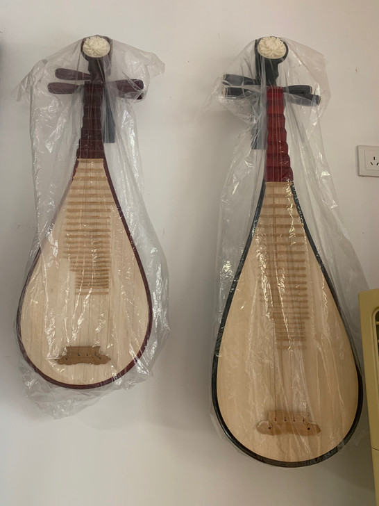 处理两张全新的琵琶，一大一小，