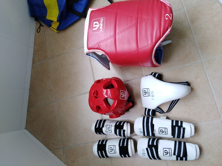 跆拳道护具一套，六层新，不议价，记号笔写过...