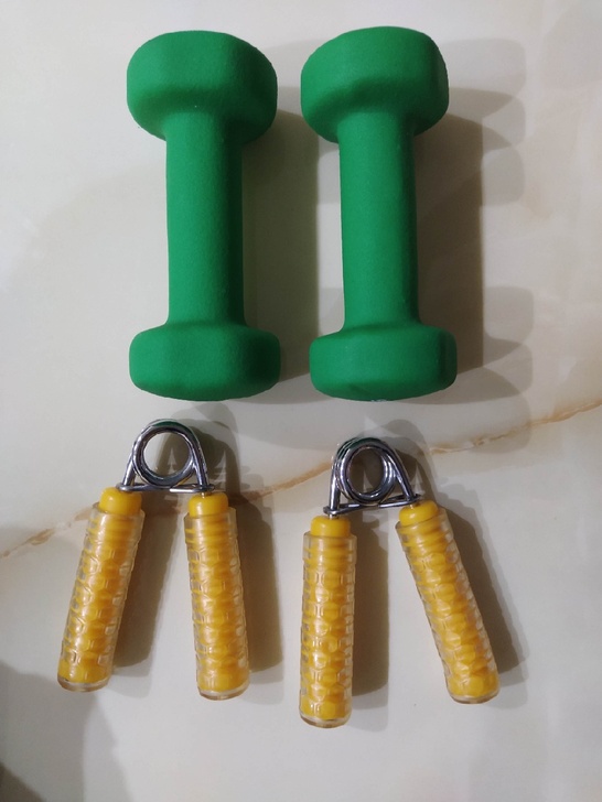 全新哑铃，握力器。不含运费20元。