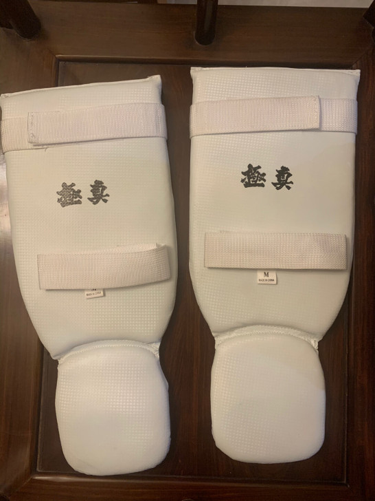空手道护腿极真会护腿PU搭扣护腿护脚背泰拳...