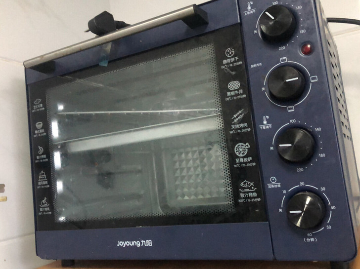 美的烤箱，用了两次。