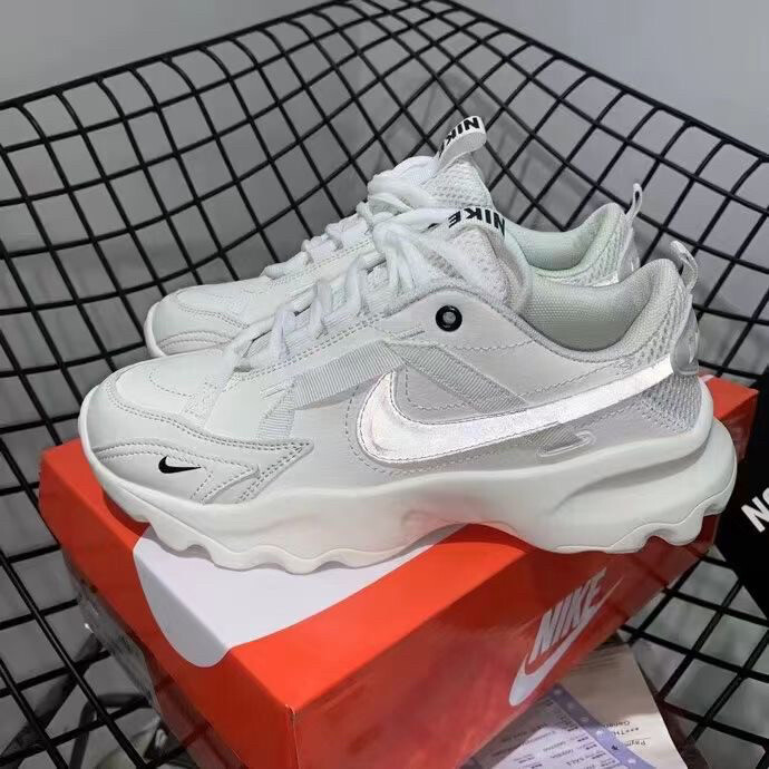 本人鞋子过多,打算转卖,全新的耐克,白色,...