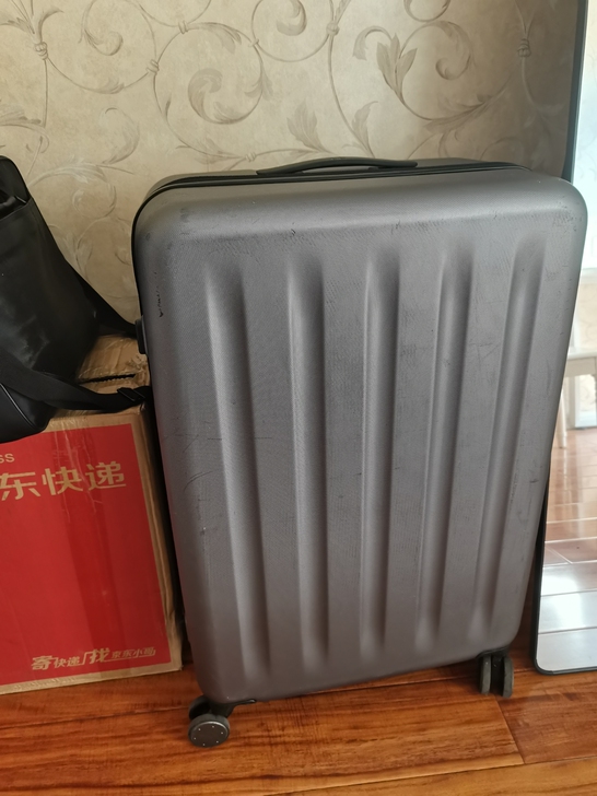 小米90分旅行箱28寸。有划痕别的没问题。...